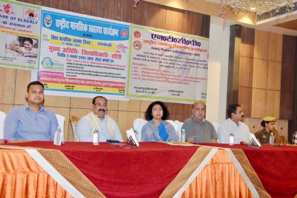 मंचासीन मुख्य अतिथि डीएम दुर्गा शक्ति नागपाल व अतिथिगण