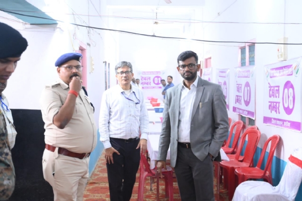 अररिया फोटो:सामान्य प्रेक्षक के साथ डीएम एसपी का निरीक्षण