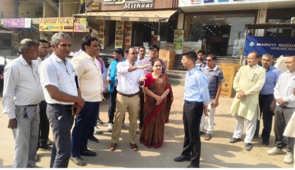निगमायुक्त व महापौर वार्ड नंबर दो का दौरा करते हुए निगमायुक्त व महापौर वार्ड नंबर दो का दौरा करते हुए