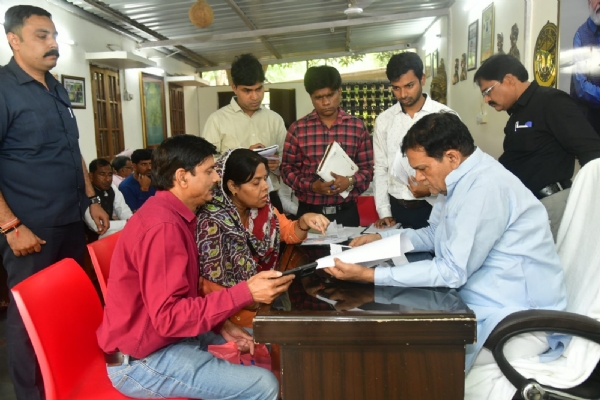 जन सुनवाई करते मंत्री ए के शर्मा जन सुनवाई करते मंत्री ए के शर्मा