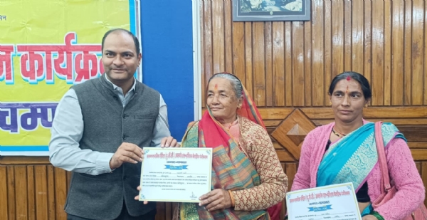 ग्राम प्रधानों को सम्मानित करते जिलाधिकारी