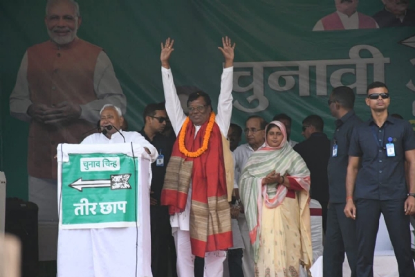 संबोधित करते मुख्यमंत्री संबोधित करते मुख्यमंत्री