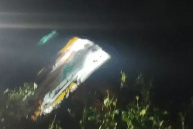 भैरुघाट पर भिड़ंत के बाद गहरी खाई में गिरी बस और कार भैरुघाट पर भिड़ंत के बाद गहरी खाई में गिरी बस और कार