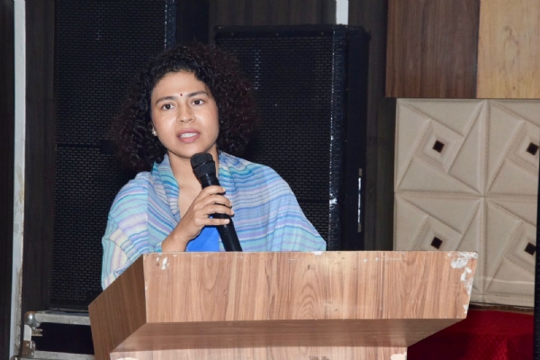 कार्यक्रम को संबोधित करती डीएम दुर्गा शक्ति नागपाल