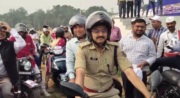 रैली में शामिल जिलाधिकारी और एसएसपी