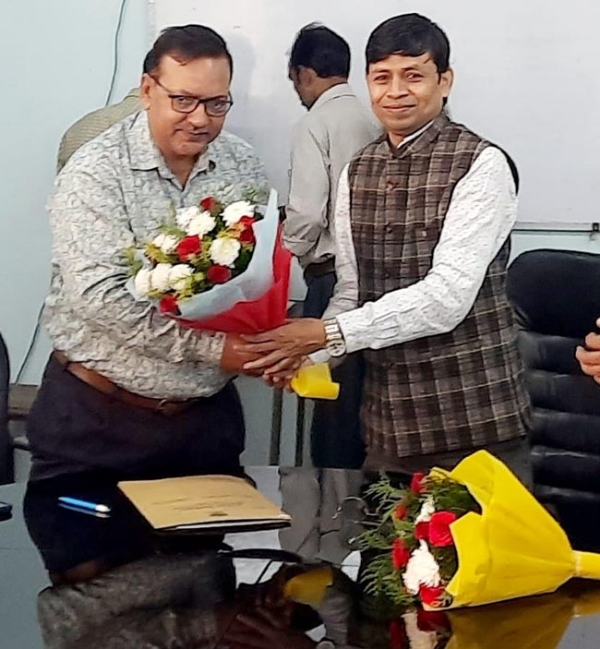 पदभार ग्रहण करते