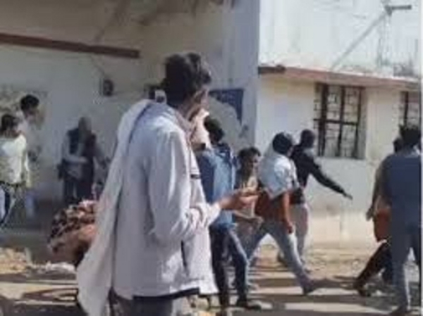 अशोकनगर में खाद का टोकन लेने पहुंचे किसानों का हंगामा