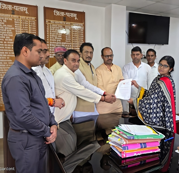 धरना के पश्चात डीसी को ज्ञापन सौंपते बीजेपी नेता धरना के पश्चात डीसी को ज्ञापन सौंपते बीजेपी नेता