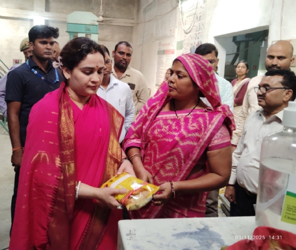 भटेवरा गाँव में पोषण आहार केंद्र का निरीक्षण करती राज्य महिला आयोग की उपाध्यक्ष अपर्णा यादव।