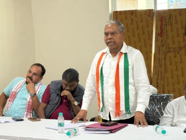 बैठक में बोलते कांग्रेस के प्रदेश अध्‍यक्ष