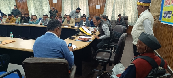 जनता दरबार में जनता की समस्याओं का समाधान करते जिला अधिकारी जनता दरबार में जनता की समस्याओं का समाधान करते जिला अधिकारी