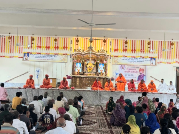 सत्संग के दौरान संतजन और भक्त।