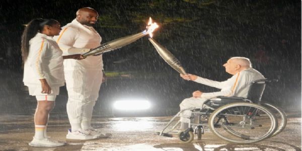 व्हील चेयर पर  चार्ल्स कॉस्ट