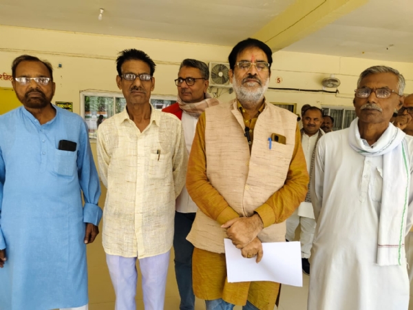 ज्ञापन देने पहुंचे कांग्रेसी