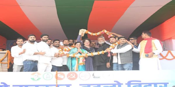 प्रियंका गांधी ने सरिता पासवान के पक्ष में जनसभा कर नीतीश सरकार को घेरा,कहा 20 वर्ष क्यों लगे 10 हजार देने में