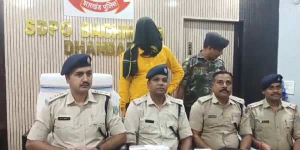 मुखिया पति पर फायरिंग मामले में फरार आरोपित गिरफ्तार, पिस्टल बरामद