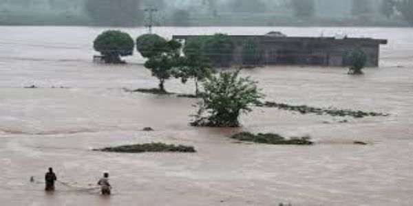 वियतनाम में बाढ़ में मरने वालाें की संख्या 37 हुई, नए चक्रवाती तूफान की आशंका