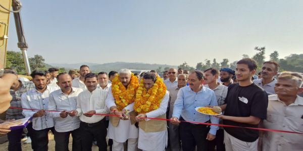 जसरोटिया ने प्लाह मोड़ को संगन से जोड़ने वाली 4 किलोमीटर लंबी पीएमजीएसवाई सड़क का उद्घाटन किया