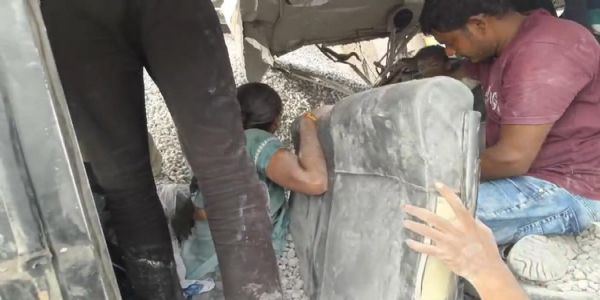 (लीड) चेवेल्ला बस दुर्घटना : बस पर पलटा बजरी लदा ओवरलोडेड टिपर, मृतकों की संख्या हुई 20, सरकार ने आर्थिक मदद का किया ऐलान