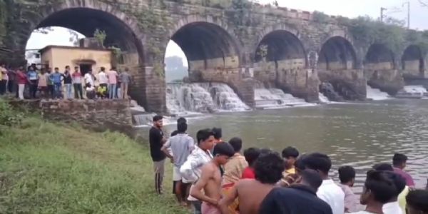 नदी में नहाने के दौरान युवक डूबा, खोजबीन शुरू