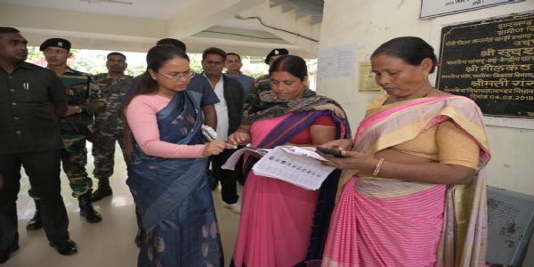 झारखंड की कृषि मंत्री ने प्रखंड कार्यालय का किया औचक निरीक्षण, बीडीओ और सीओ सहित कई कर्मी अनुपस्थित