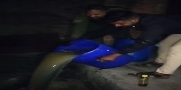 अवैध शराब कारोबारियों पर पुलिस की कार्रवाई, लगभग 1000 लीटर लाहन नष्ट की