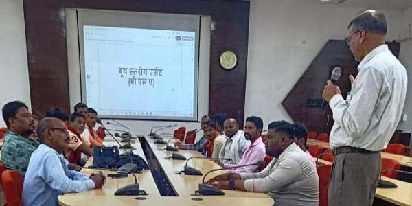 जगदलपुर में बूथ लेवल एजेंटों को दिया गया एसआईआर का प्रशिक्षण