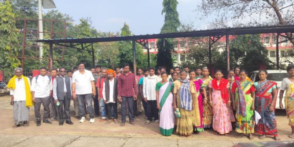 समस्याओं के निराकरण  लेकर उपायुक्त कार्यालय पहुंचे ग्रामीण