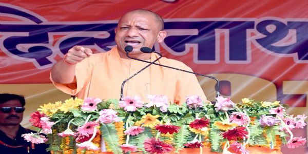 सीएम योगी मुजफ्फरपुर में जनसभा करते हुए सीएम योगी मुजफ्फरपुर में जनसभा करते हुए