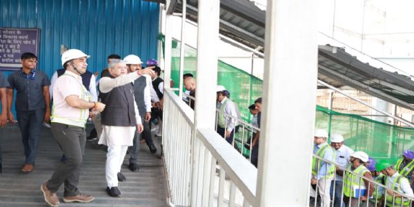 रेलमंत्री अश्विनी वैष्णव अहमदाबाद स्टेशन पर