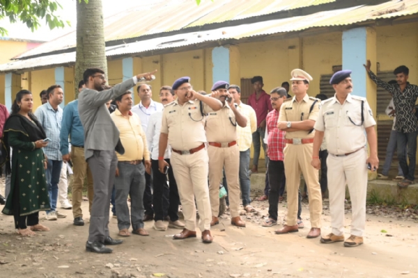 अररिया फोटो:डीएम और एसपी जायजा लेते