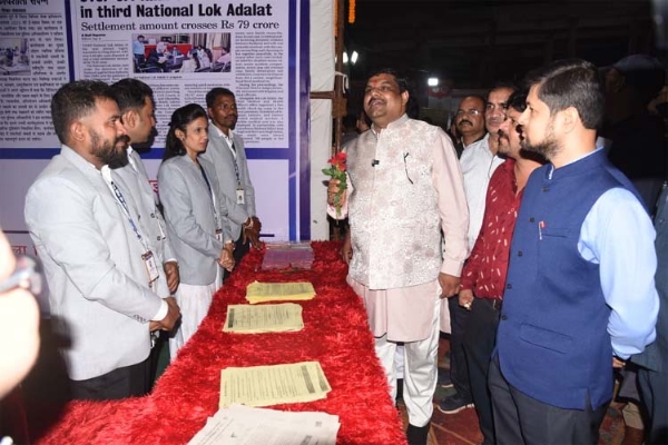 स्कूल शिक्षा मंत्री गजेन्द्र यादव स्टॉलों का अवलोकन करते हुए स्कूल शिक्षा मंत्री गजेन्द्र यादव स्टॉलों का अवलोकन करते हुए