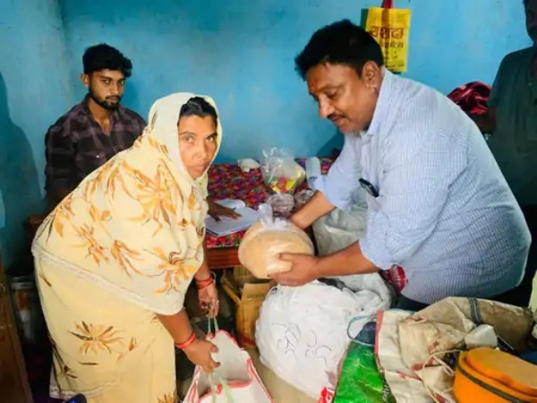 विधवाओं की सेवा में समर्पित परहित चैरिटेबल सोसाइटी, हर महीने बांट रही मुफ्त राशन