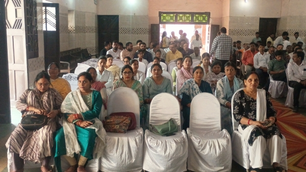 सभागार में बैठे हुए कर्मचारी संघ के लोग सभागार में बैठे हुए कर्मचारी संघ के लोग