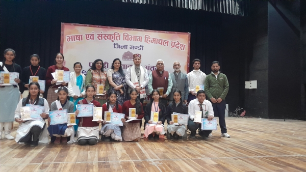 जिला स्तरीय निबंध, भाषण, पहेलियां एवं लोकोक्तियां-मुहावरे प्रतियोगिताओं के विजेता मुख्यअतिथि के साथ।