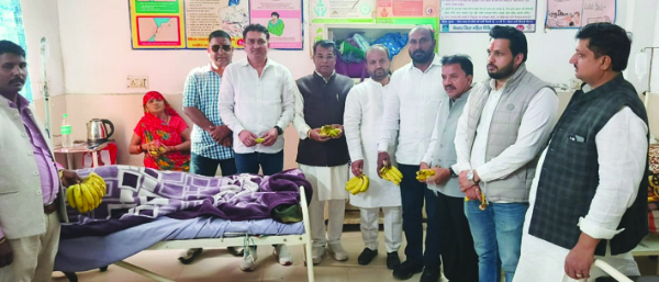 फल वितरित करते हुए फल वितरित करते हुए