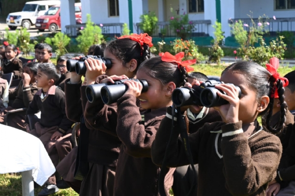 वर्ड वाचिंग के महत्व के बारे में जानकारी लेते बच्चे