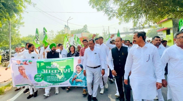 फतेहाबाद। किसानों की समस्याओं को लेकर सुनैना चौटाला के नेतृत्व में प्रदर्शन किसान व इनेलो कार्यकर्ता।