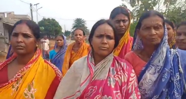 झारग्राम में महिलाओं ने किया रोड अवरोध