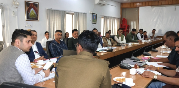 बैठक की अध्ख्रूता करते हुए उपायुक्त।