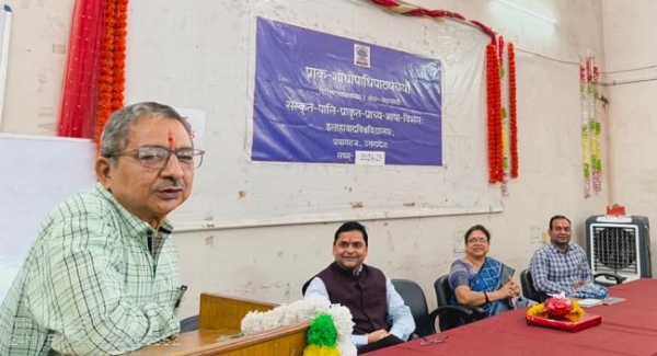 सम्बोधित करते प्रो धनंजय यादव