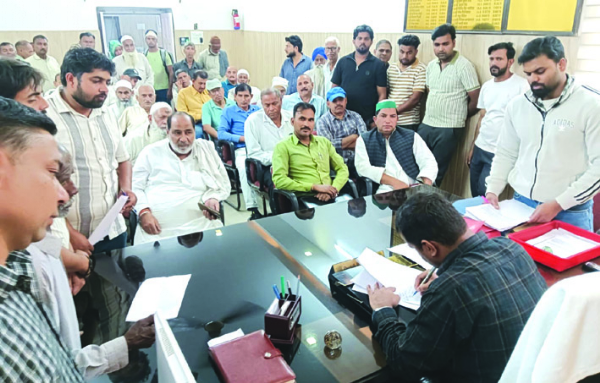 ज्वाइंट मजिस्ट्रेट से वार्ता करते हुए