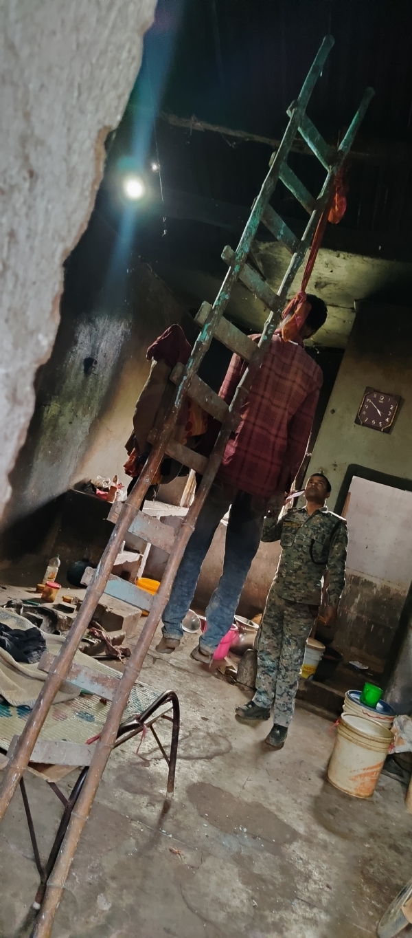 फांसी लगाकर कर ली खुदकुशी