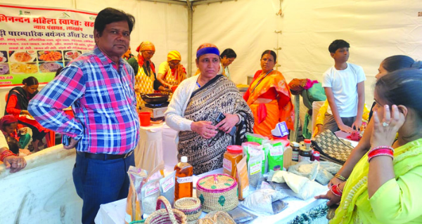 प्रदर्शनी में लगायी स्टाल