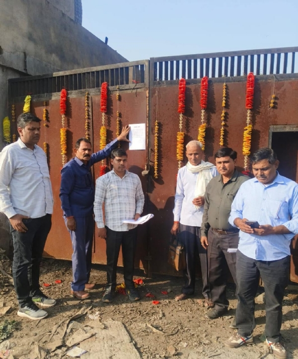 प्रापर्टी सील करते निगम कर्मचारी