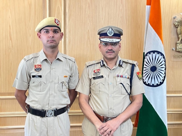 लेफ्टिनेंट बनने पर प्रियांशु को बधाई देते पुलिस आयुक्त सतेंद्र कुमार गुप्ता। लेफ्टिनेंट बनने पर प्रियांशु को बधाई देते पुलिस आयुक्त सतेंद्र कुमार गुप्ता।