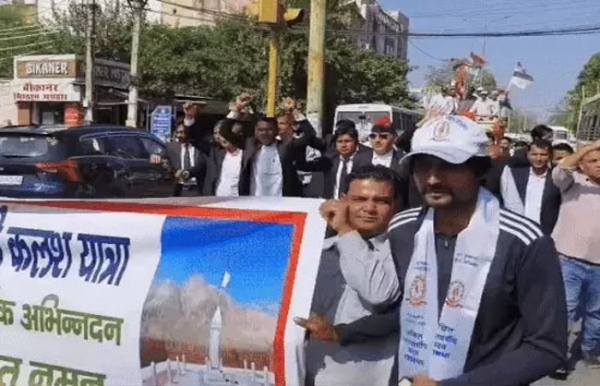 नारनौल शहर से गुजरती हुई रेजांगला युद्ध के अमर वीरों की स्मृति में निकाली गई शहादत माटी कलश यात्रा। नारनौल शहर से गुजरती हुई रेजांगला युद्ध के अमर वीरों की स्मृति में निकाली गई शहादत माटी कलश यात्रा।