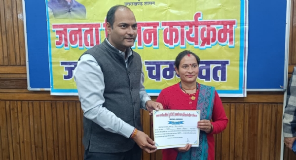 ग्राम प्रधानों को सम्मानित करते जिलाधिकारी