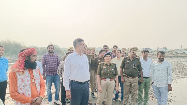 फर्रुखाबाद श्रंगीरामपुर घाट का निरीक्षण करते डीएम-एसपी