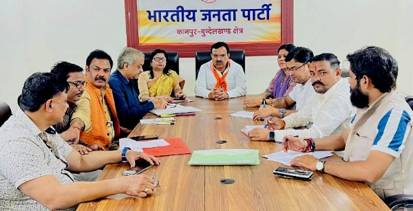 कानपुर में बैठक को संबोधित करते हुए भाजपा क्षेत्रीय अध्यक्ष प्रकाश पाल व अन्य का छायाचित्र